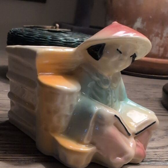Vintage Shawnee Pottery Asian Child Reading a Book Planter USA #574 1950s - Picture 9 of 9